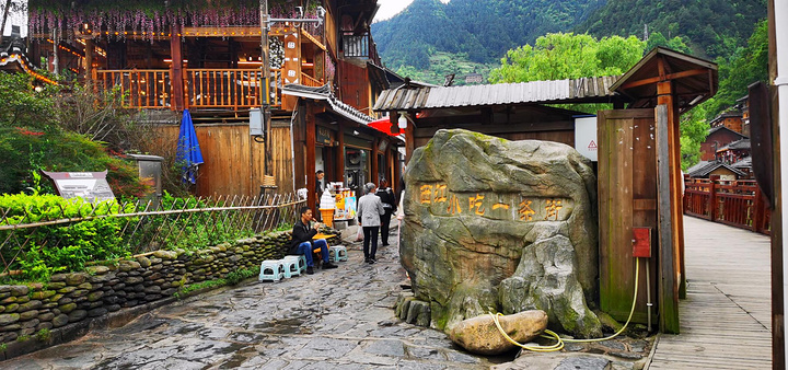 "这个酸汤鱼很小，味道还是很美的。商业气氛很浓，客栈、银饰一条街、小吃一条街，串起了苗寨。晚饭，KFC_西江千户苗寨"的评论图片