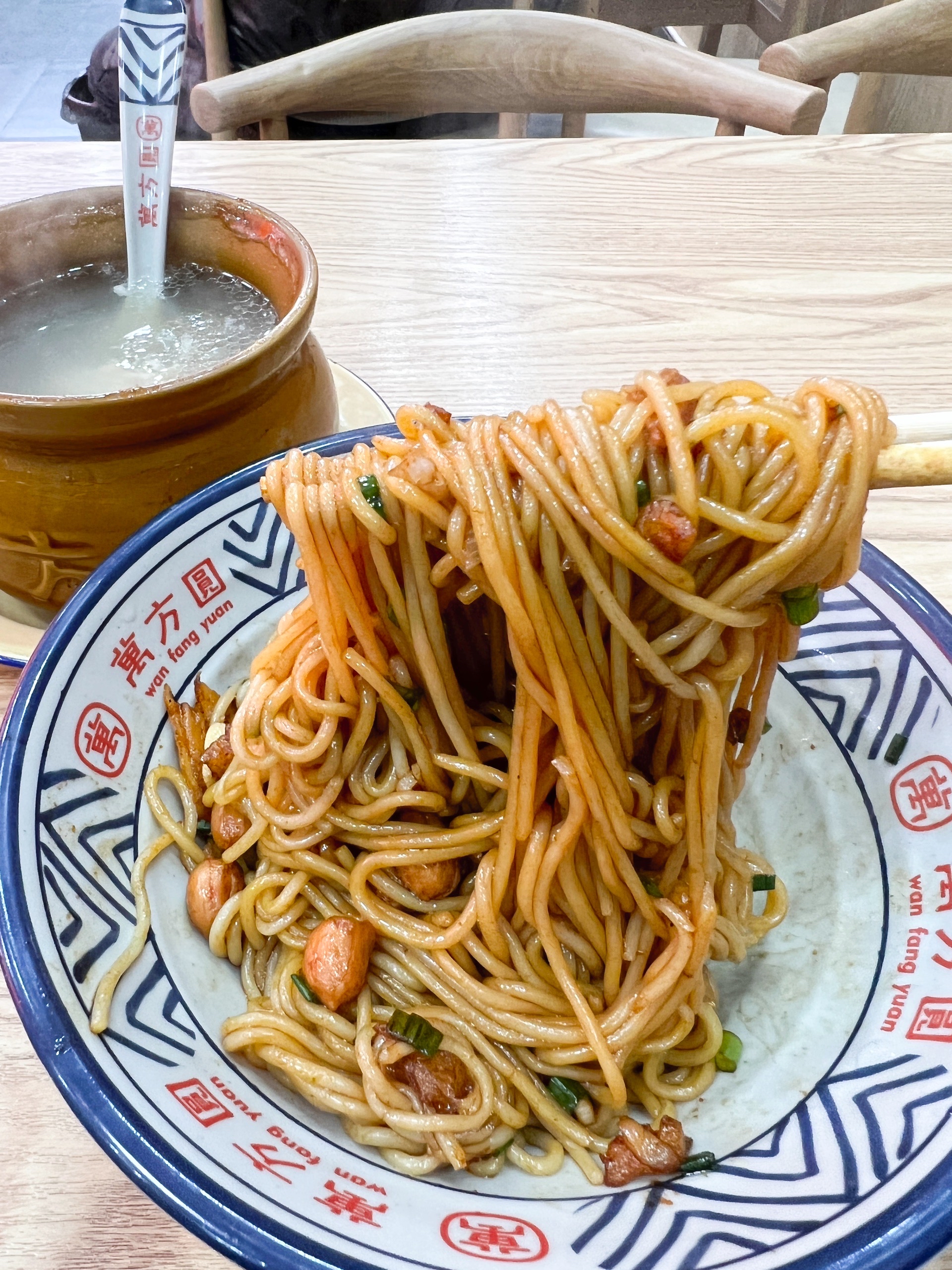 2023万方圆拌粉瓦罐汤(金融大街店)美食餐厅,全部充分拌匀后和米粉一