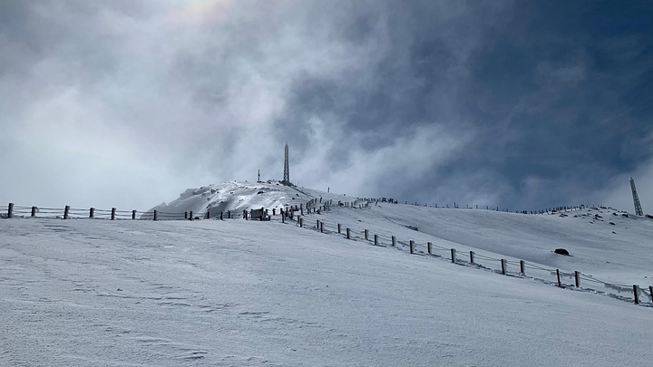 "由于下雪，游览A线-最高观景点仍未开放。白雪映天池，格外美丽！不知拐了多少个弯，终于到达天池_长白山天池"的评论图片