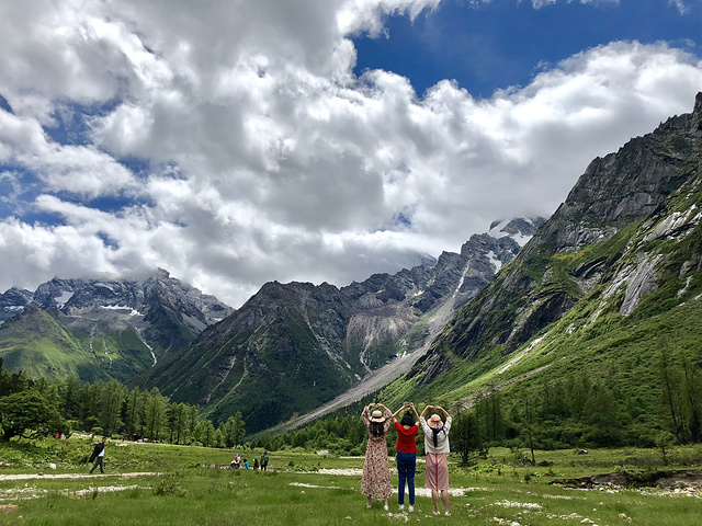 进入毕棚沟景区,要先坐大巴,大概40十分钟到达连串的景区,因为景点