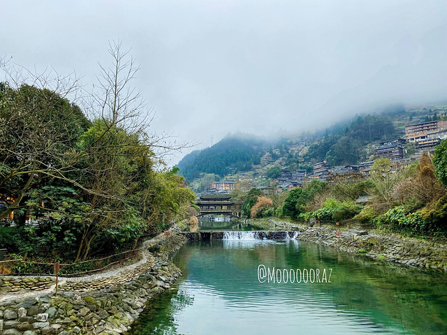 "其实想去加榜梯田来着，但是意外发现苗寨里就有个田园观光区。我最喜欢这个舞蹈，音乐好听！等待表演开始_西江千户苗寨"的评论图片