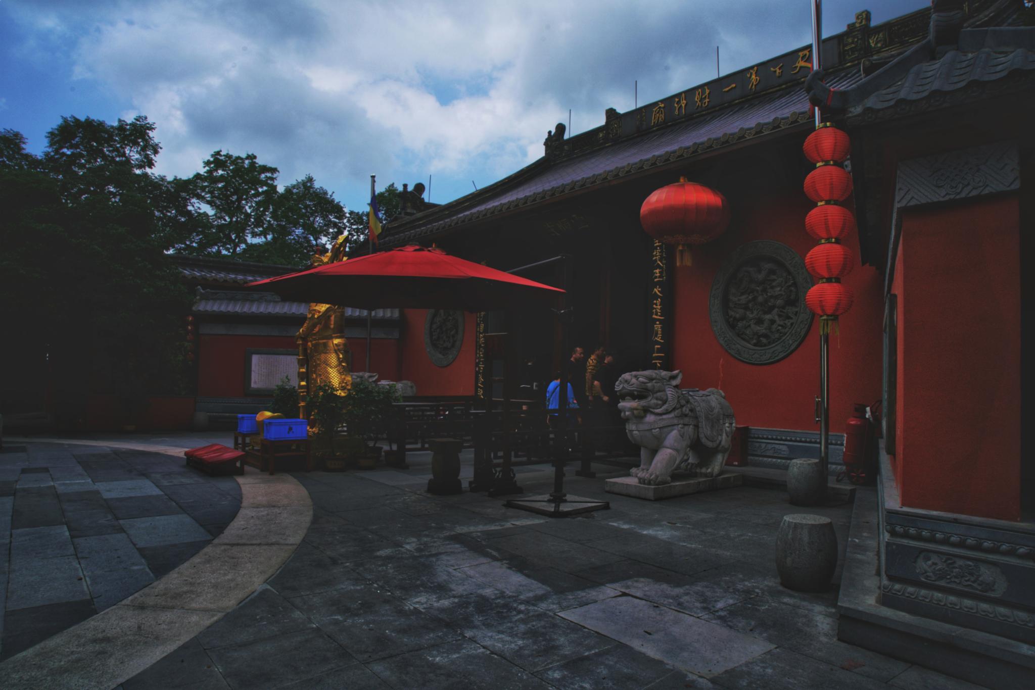 天下第一财神庙灵顺寺灵顺寺位于杭州北高峰山巅拥有想当当的名字天下