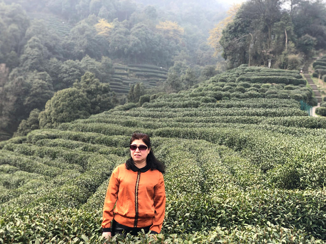 "我是跟妈妈来的，她非常喜欢这里层层叠叠的茶山景色，可能也是我们是北方的人，很少见到这样的景色_龙井村"的评论图片