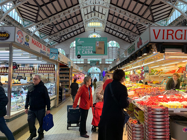 "站在漂亮的水果摊前就挪不动脚了，必须买_瓦伦西亚中央市场"的评论图片