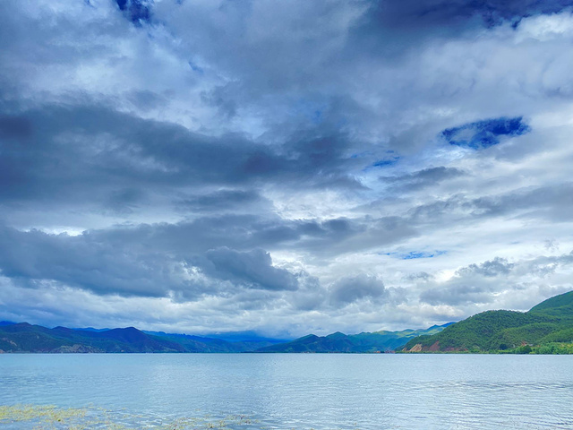 "水天一色的泸沽湖。我从来不曾想到，泸沽湖竟有着如此的美丽。住宿：萤火虫度假屋美食：汽锅鱼_泸沽湖"的评论图片