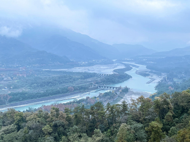 "...到都江堰景区，一定要登上玉垒阁，体验一下在最高的视角观赏都江堰的雄伟壮观，一定会有不一样的感觉_玉垒阁"的评论图片