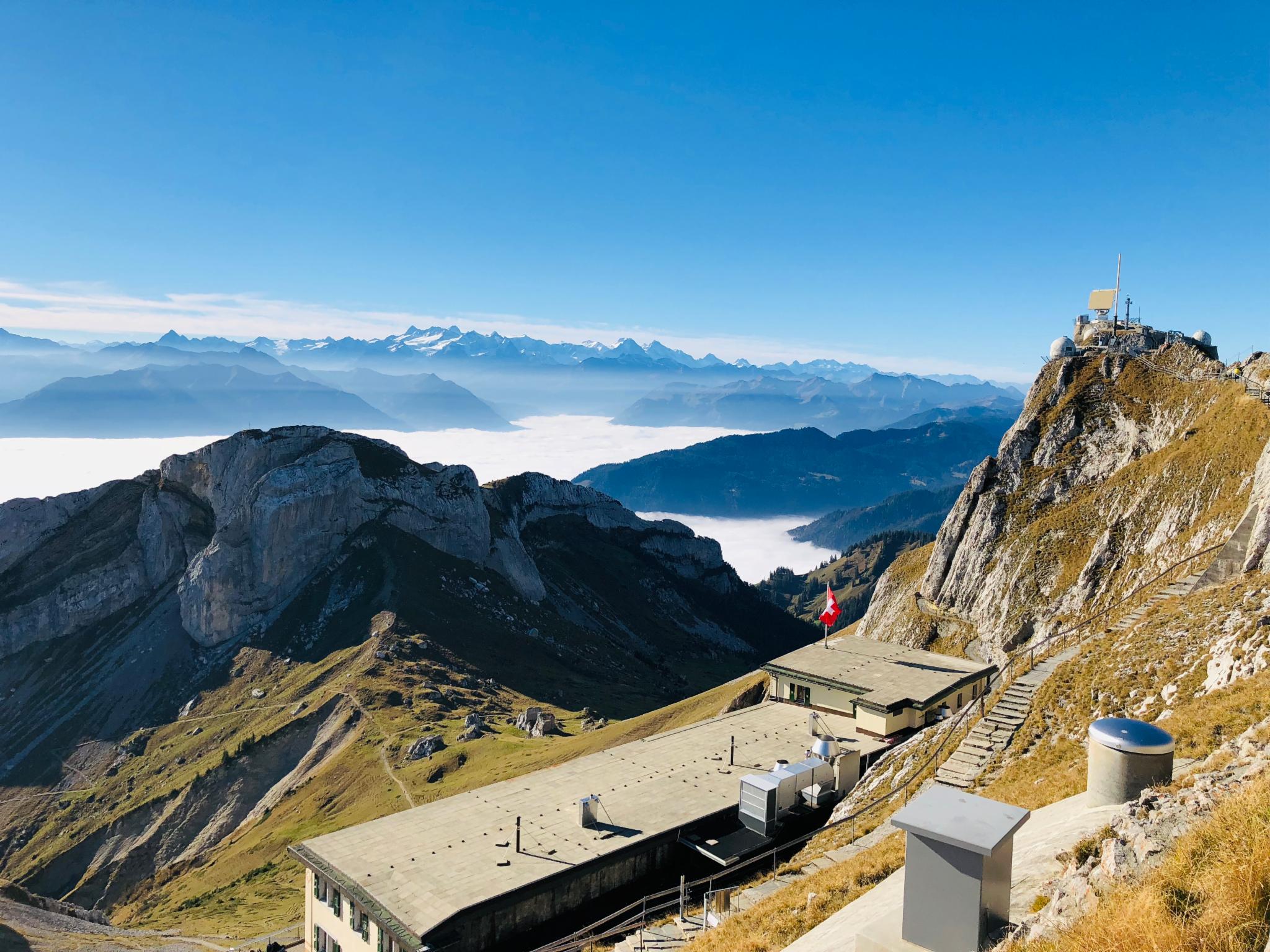 线上最高的一座阿尔卑斯山峰随着季节更替展现着绝美的千百种模样它被