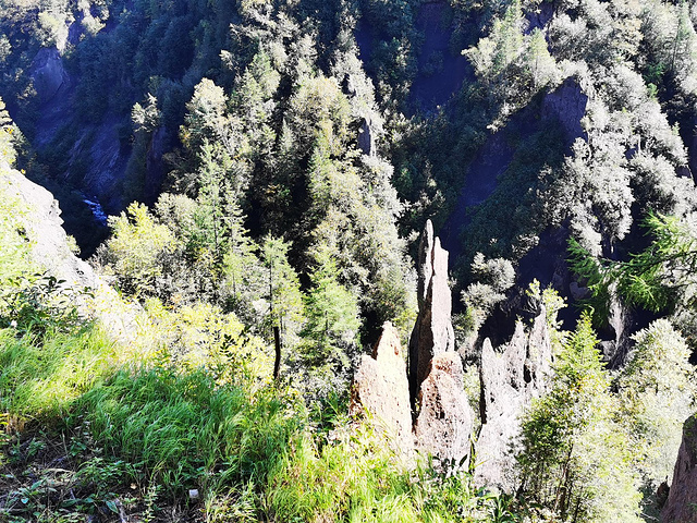 "这里是国内规模最大的火山岩区峡谷地貌，峡谷幽深，望不到底，听见水声轰隆，偶见溪流奔涌_锦江大峡谷"的评论图片