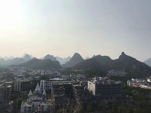"独秀峰是王府里的一个景点，爬上山之后可以看到桂林的整个城市。桂林的景点基本都要门票。5号返程_漓江风景名胜区"的评论图片