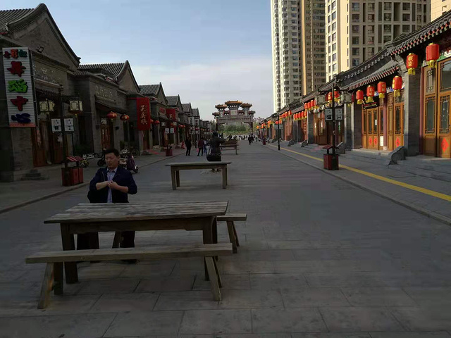 "双街古镇位于天津市北辰区北运河的河畔,古街和身后的现代高楼相映成趣，游览的时间1_古镇双街"的评论图片