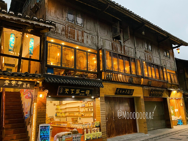 "晚上回到酒店，第一次看到万家灯火齐亮的场景，特别激动。房间视角哦，我住在顶层，视角最完美_西江千户苗寨"的评论图片