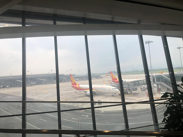 "桂林机场还是很大的。因为是17.30的飞机，所以先休息一会_两江国际机场"的评论图片