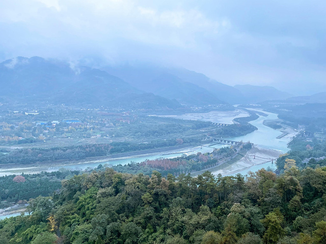 "...到都江堰景区，一定要登上玉垒阁，体验一下在最高的视角观赏都江堰的雄伟壮观，一定会有不一样的感觉_玉垒阁"的评论图片