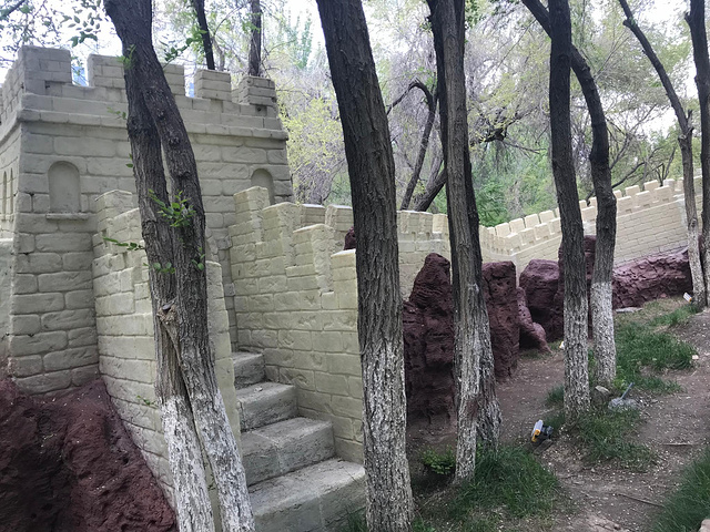 "水磨沟公园里面真的是很舒服，夏天一定是个好休闲的地方。公园内有水车。还有很多鱼。里面还有一段类似的_水磨沟风景区"的评论图片