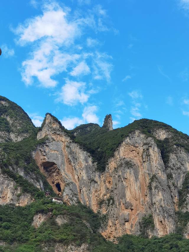 巫峡十二峰之一的 神女峰,是巫峡最高的山峰