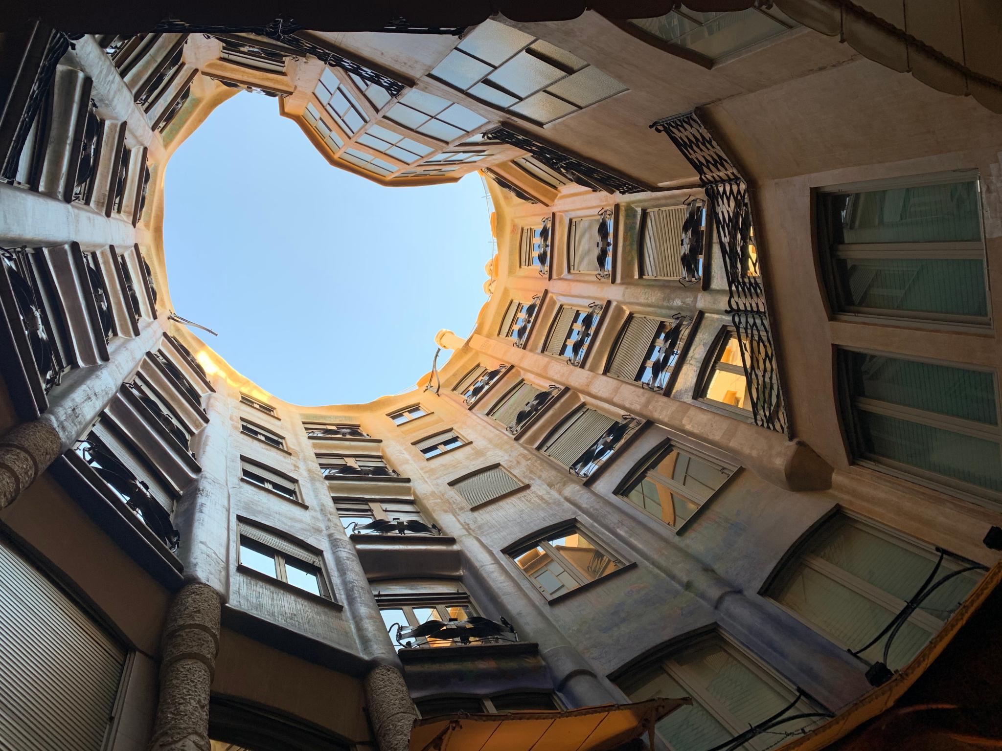 米拉之家的屋顶极具特色,屋顶是奇形怪状突然物做成的烟囱和通风管道