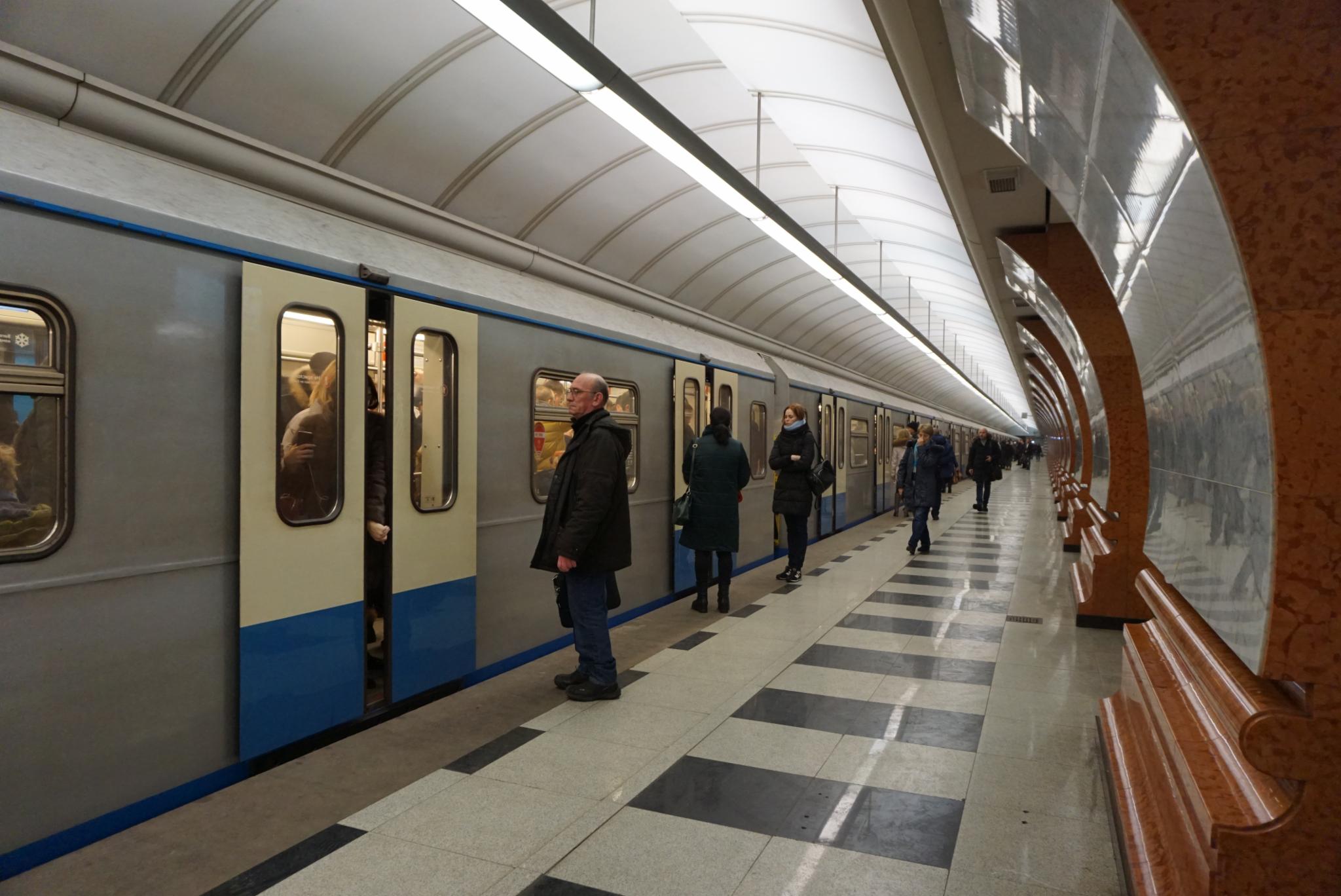 从莫斯科地铁站看俄罗斯,一共参观了两个地铁站,一站古典(基辅地铁站)