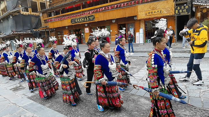 "这个酸汤鱼很小，味道还是很美的。商业气氛很浓，客栈、银饰一条街、小吃一条街，串起了苗寨。晚饭，KFC_西江千户苗寨"的评论图片