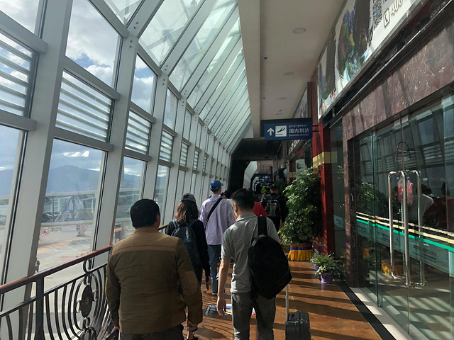 "再到香格里拉机场，已然是下午五点了，可见大多数城市单走香格里拉，还是很费时间的，建议来云南旅游的时候_香格里拉机场"的评论图片