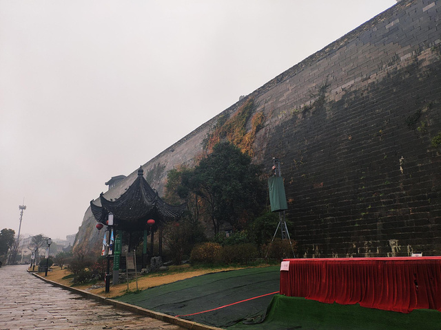 "12月 天气很冷 还下雨，但景色别有一番风味.老门东的历史街区可以逛逛，很有古代感_老门东历史街区"的评论图片