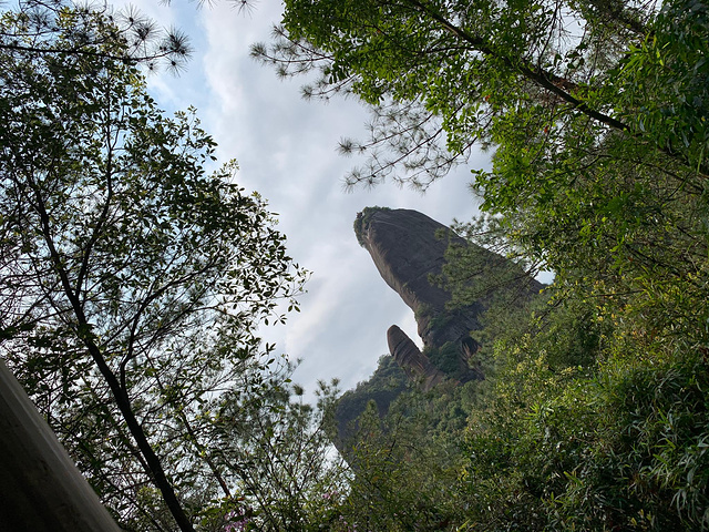 是陽元山,另一邊的主要景點是陰元石,至於這一陽一陰,就是形似……不