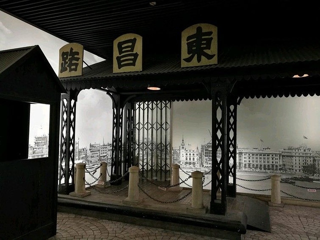 "...场地铁站通向上海城市规划馆的通道内，有一处利用出口通道修建的“上海1930年代风情街”值得观赏_老上海1930风情街"的评论图片