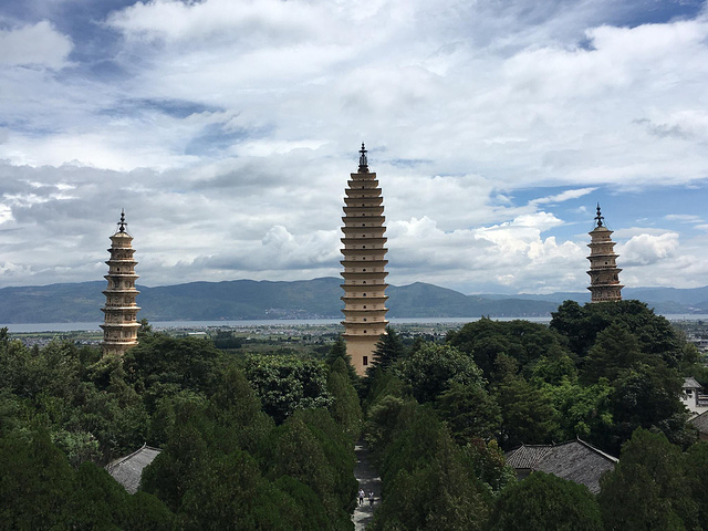 "崇圣寺是南诏国、大理国的皇家寺院，规格很高，所以它实际上占据了苍山上最好的位置_崇圣寺"的评论图片