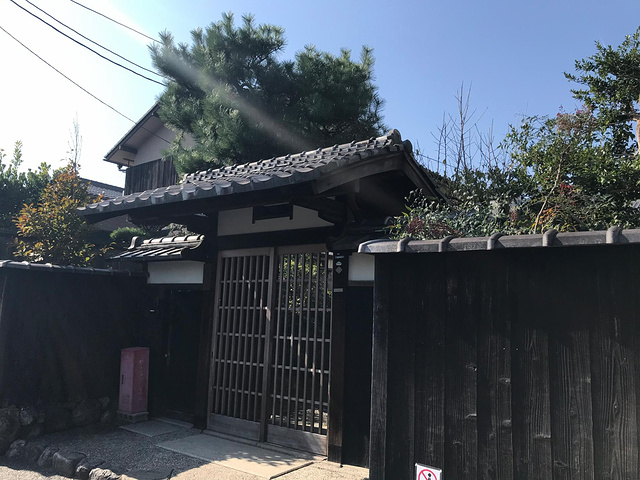 "岚山的范围其实很大，路牌上面的天龙寺和常寂光寺，景色都非常美，然而我们跟团的行程里不去。景区介绍_岚山嵯峨野观光小火车"的评论图片