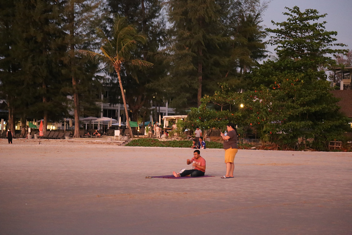 "巴东海滩位于泰国普吉岛的西海岸，距普吉城约12公里。看见海滩上俄罗斯人的一具具“海滩趴”感到非常佩服_芭东海滩"的评论图片