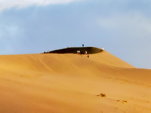 "月牙泉位于鸣沙山里面，是一口呈弯月形的泉眼，它就像一颗璀璨的明珠镶嵌在无边无垠的沙漠之上_月牙泉"的评论图片