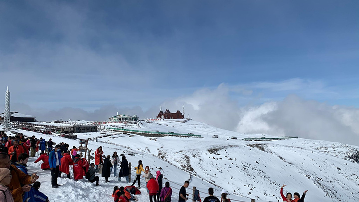 "由于下雪，游览A线-最高观景点仍未开放。白雪映天池，格外美丽！不知拐了多少个弯，终于到达天池_长白山天池"的评论图片