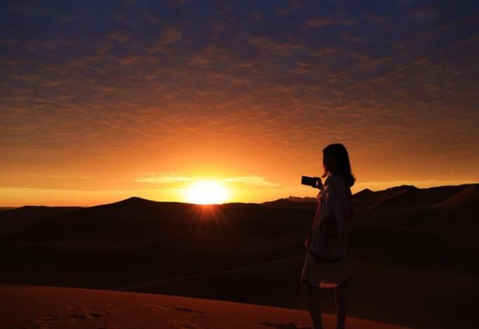 "次日日出时。此前只在电视上看过沙漠，当真正踏上去后，颇感神奇。所以再补充几张我后面去的照片_腾格里沙漠"的评论图片