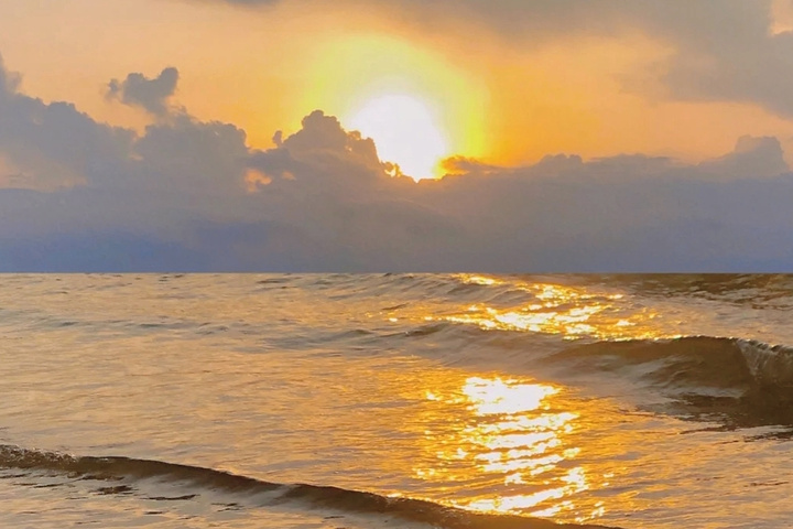 "你会忘记所有，只静静与美景拥抱。金銮湾的沙子细软柔滑得如同温柔的梦境，以至于退潮后的海滩_金銮湾沙滩"的评论图片