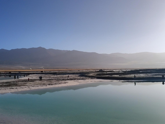 地處海拔三千餘米的高原鹽湖,鑲嵌在大柴旦的雪山高原之中,攝人心魄.