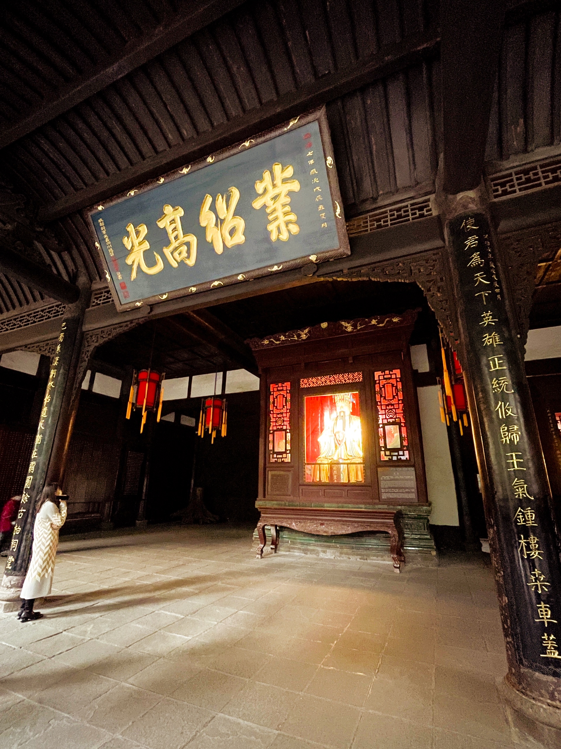 红墙夹道围绕在惠陵门前的两侧