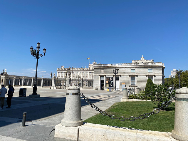 "...，马德里皇宫也属于旅游团必打卡景点之一，换票地点就在入口，请提前达到，换票，因为参观人数非常多_马德里王宫"的评论图片