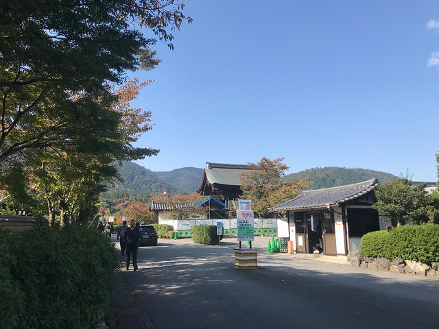 "岚山的范围其实很大，路牌上面的天龙寺和常寂光寺，景色都非常美，然而我们跟团的行程里不去。景区介绍_岚山嵯峨野观光小火车"的评论图片