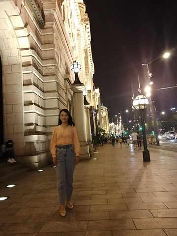 "...到船顶，找到最佳的观赏位置，看着江边两岸的景色，一面是陆家嘴的高楼大厦，一面是外滩的外国建筑群_黄浦江"的评论图片