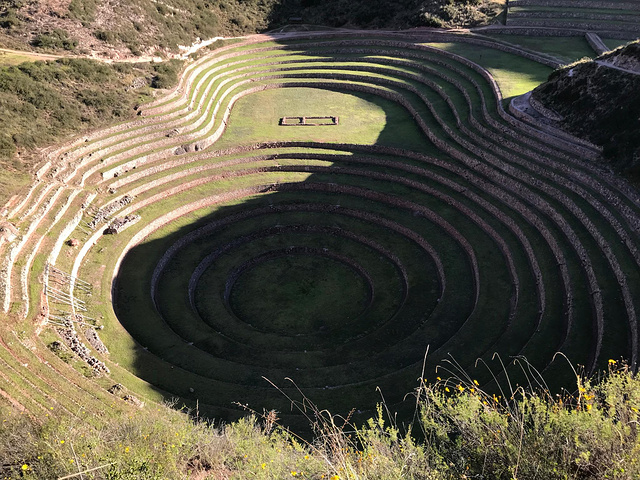 "套票上的第三个景点是环形梯田。太阳已经偏西，阴影使梯田的层次更分明。停车场外，大概时有露营团的小巴_Moray"的评论图片