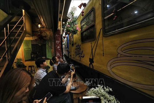 越南河内火车道咖啡街旅游景点图片