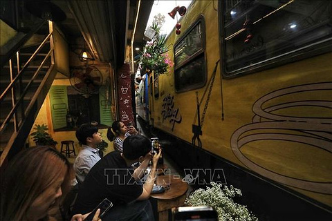 越南河内火车道咖啡街的图片