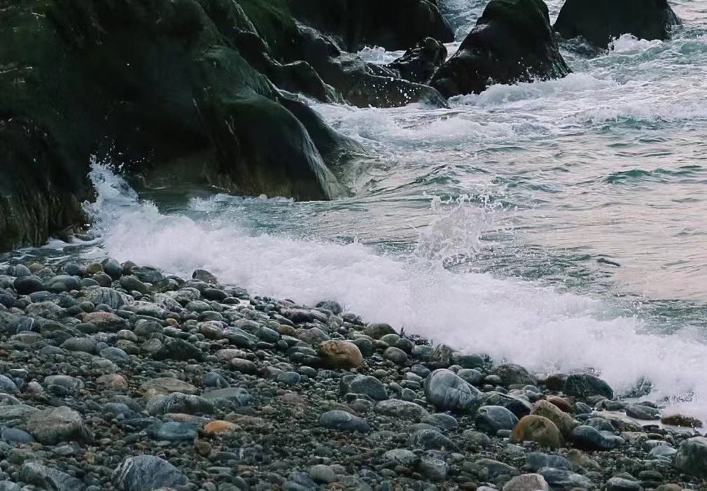 靖子头鹅卵石滩