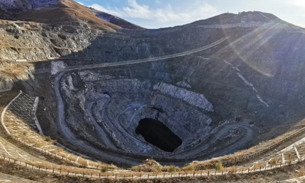 可可托海三号矿坑旅游景点图片