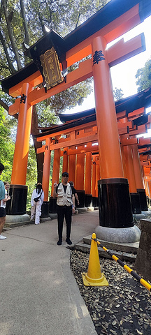 "在日本文化中，狐狸是一种非常重要的动物，被广泛崇拜和膜拜。神社入口门前的小超市买的大福，好吃哦！大门_伏见稻荷大社"的评论图片