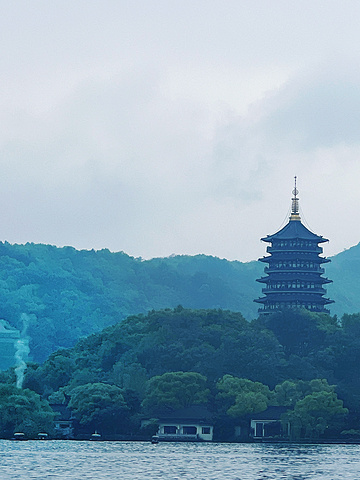 "遗址那一块块的塔砖，被仔细地包裹着，仿佛在诉说着雷峰塔的历史沧桑_雷峰塔"的评论图片