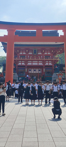 "在日本文化中，狐狸是一种非常重要的动物，被广泛崇拜和膜拜。神社入口门前的小超市买的大福，好吃哦！大门_伏见稻荷大社"的评论图片