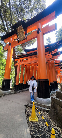 "在日本文化中，狐狸是一种非常重要的动物，被广泛崇拜和膜拜。神社入口门前的小超市买的大福，好吃哦！大门_伏见稻荷大社"的评论图片