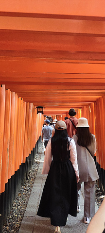 "在日本文化中，狐狸是一种非常重要的动物，被广泛崇拜和膜拜。神社入口门前的小超市买的大福，好吃哦！大门_伏见稻荷大社"的评论图片