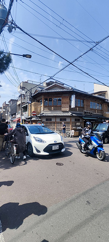 "在日本文化中，狐狸是一种非常重要的动物，被广泛崇拜和膜拜。神社入口门前的小超市买的大福，好吃哦！大门_伏见稻荷大社"的评论图片