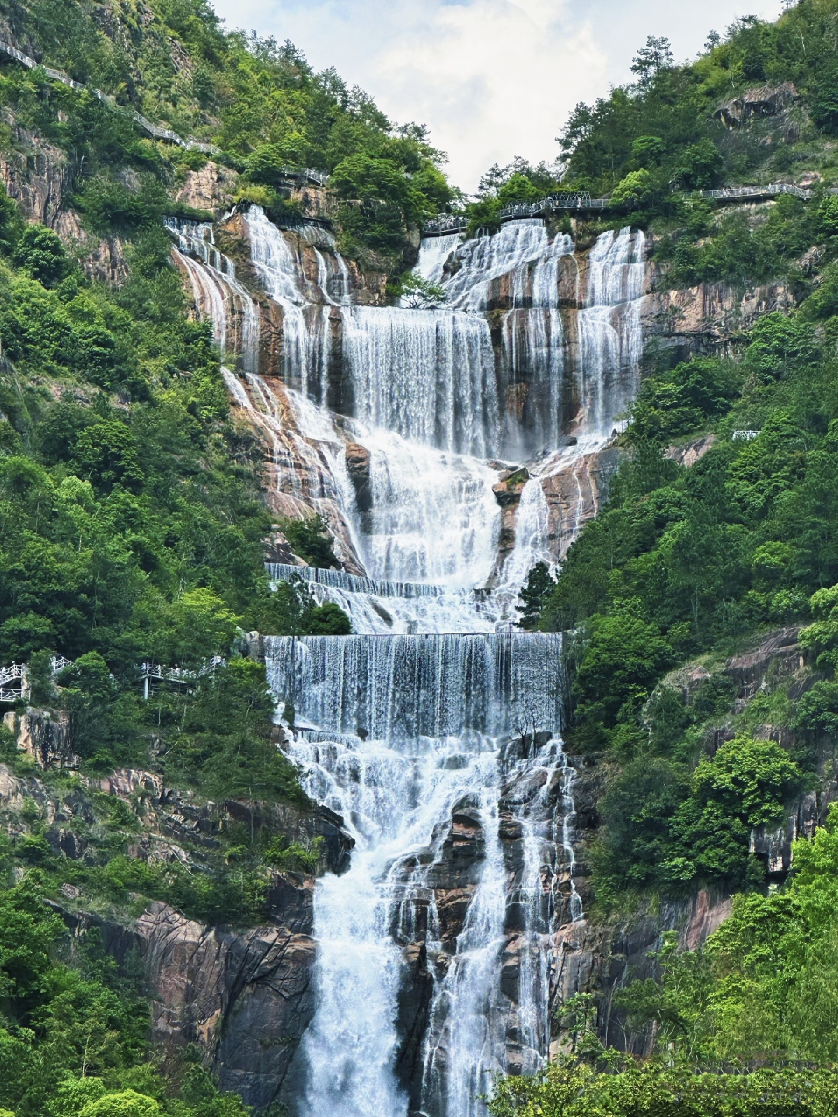 天台山大瀑布实拍图